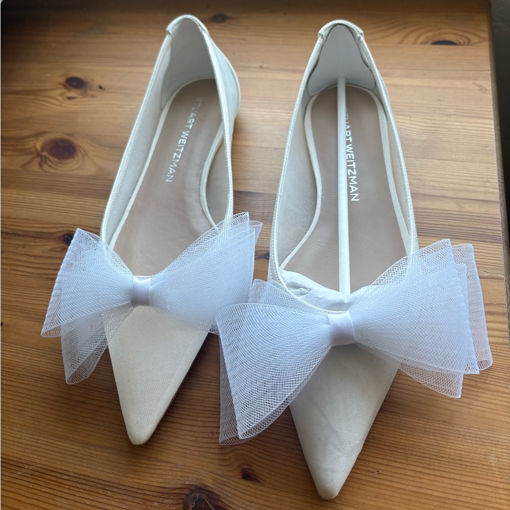 NIB Stuart Weitzman beautiful cream colored flats with bow size 7.5